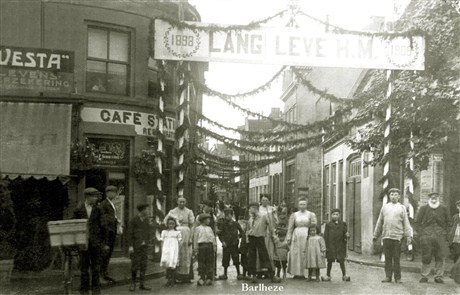 Feestbogen in de Barlheze bij de inhuldiging van Koningin Wilhelmina, 1898